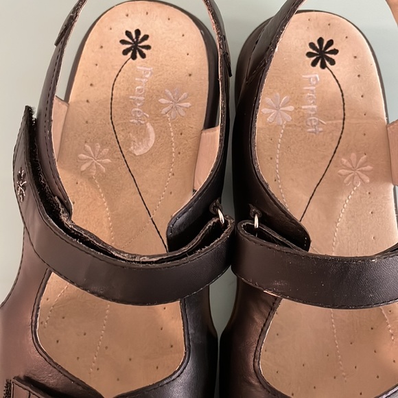 Size 10 1/2 Propet sandals ( by The Walking Shoe Company - Picture 6 of 7